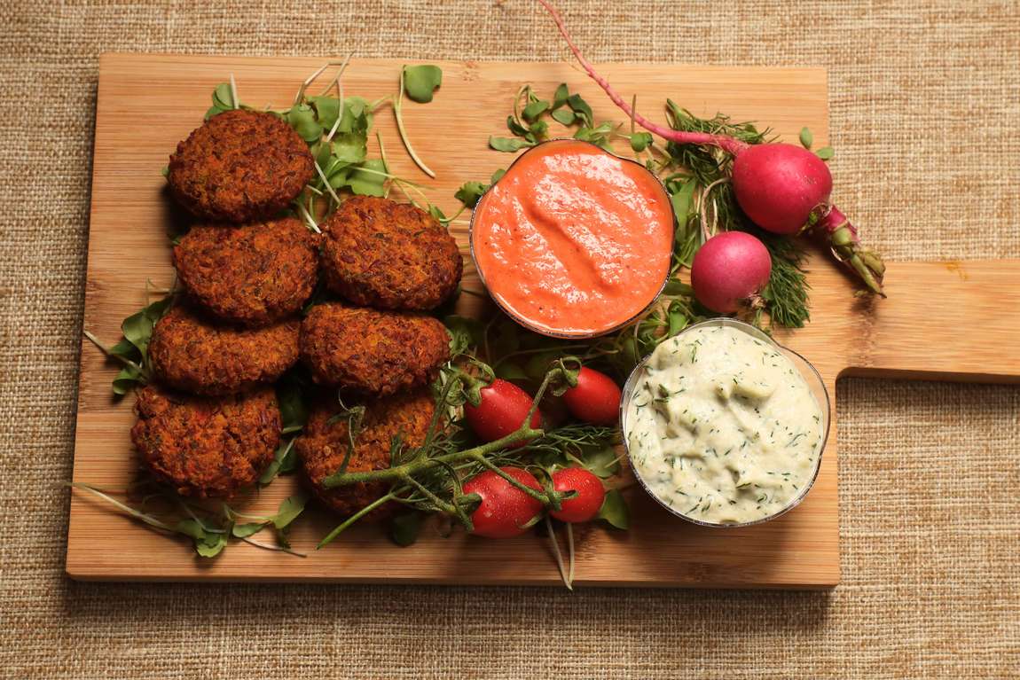 מגש קציצות ירק טבעוניות עם ממרחים