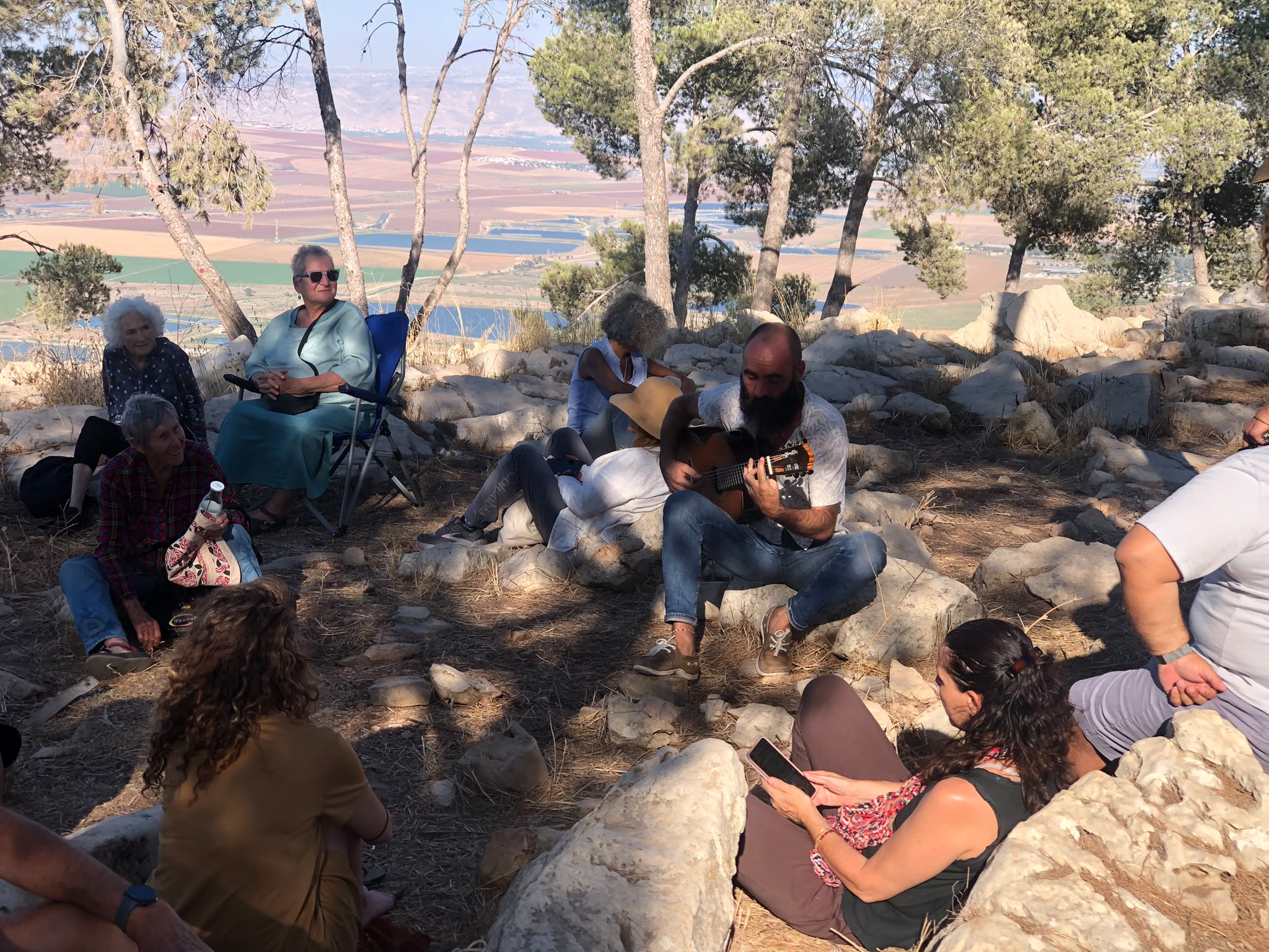 קבוצה בנופש חברה בבריאה